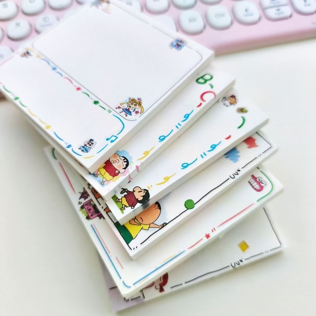 Sticky Note Cube - クレヨンしんちゃんの正方形付箋、かわいい漫画柄の自己粘着式、破りやすいメモ帳、学生のメッセージメモに最適